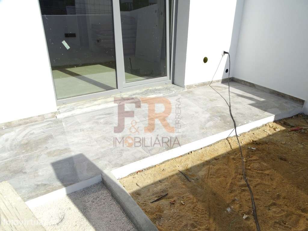Geminada Duplex T2+1 com Pérgula Fernão Ferro - Grande imagem: 4/20