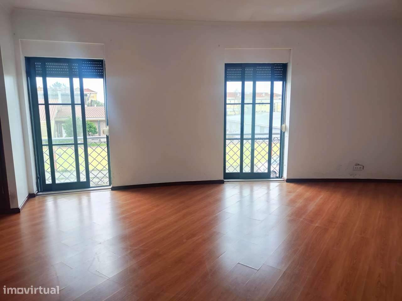 Moradia geminada (ponta), r/c e 1º andar, a 5min. do centro da cidade!-8