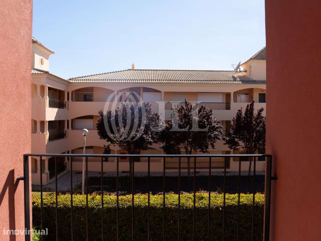 Apartamento T1, com estacionamento e varandas, Algarve-5