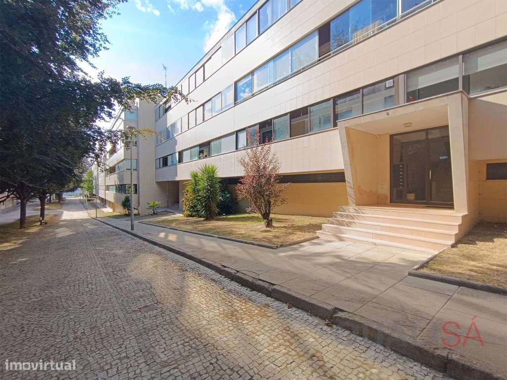 Apartamento T3 de gaveto com varandas, garagem fechada e excelentes...-42