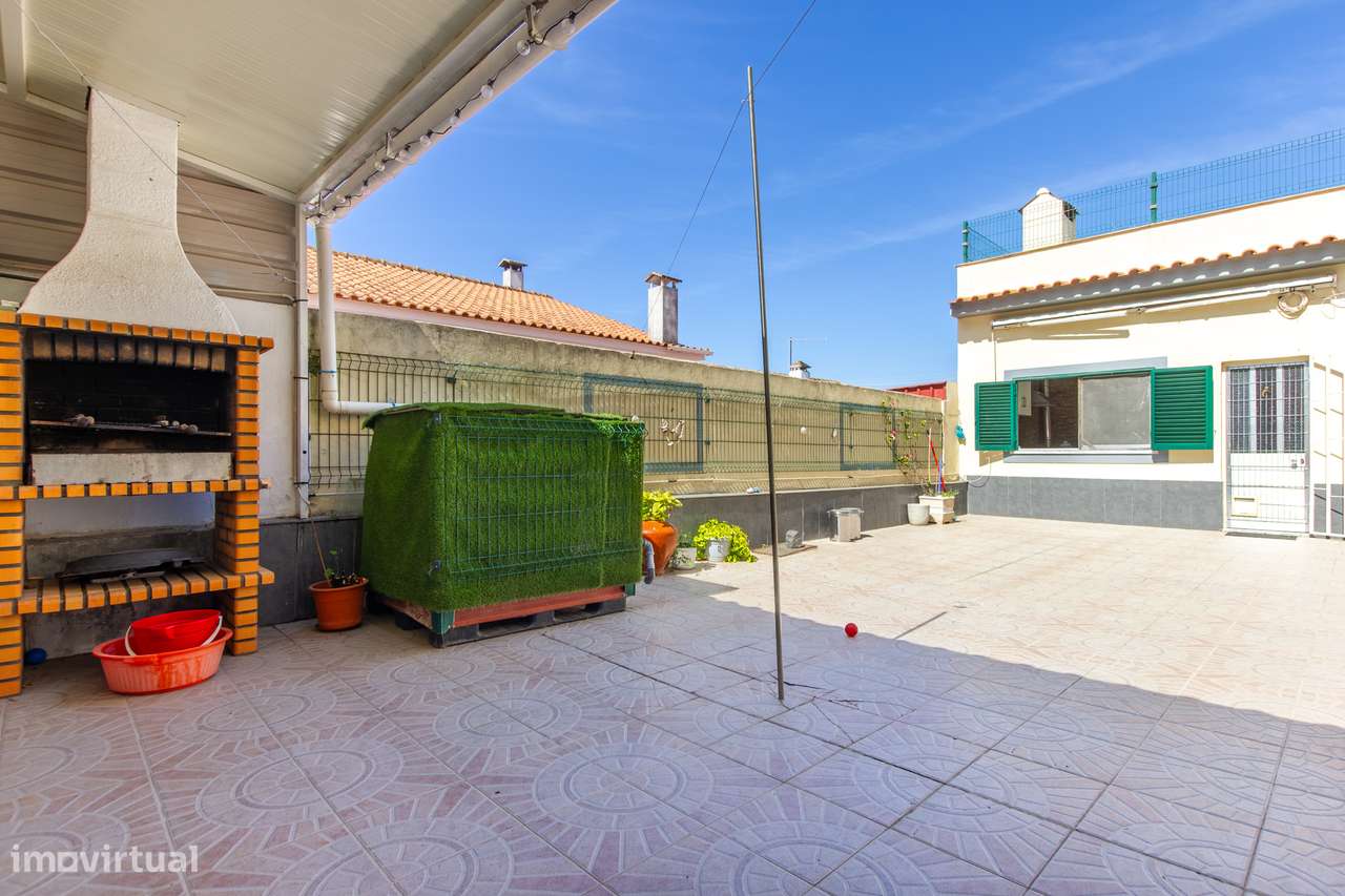 Moradia Bifamiliar com 2 Apartamentos T1 para Habitação e Rendimento-32