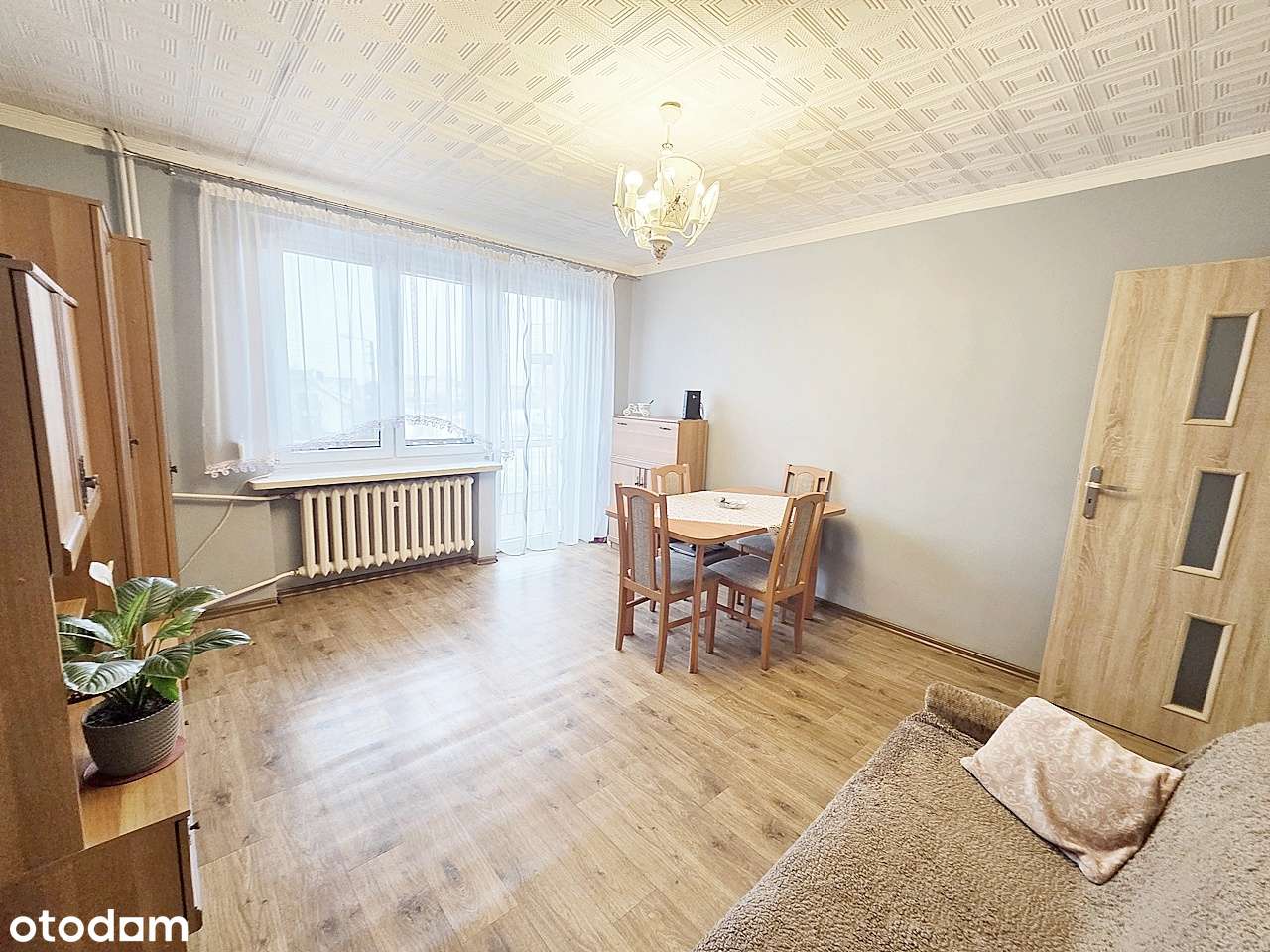 Z balkonem i budynkiem gospodarczym-0