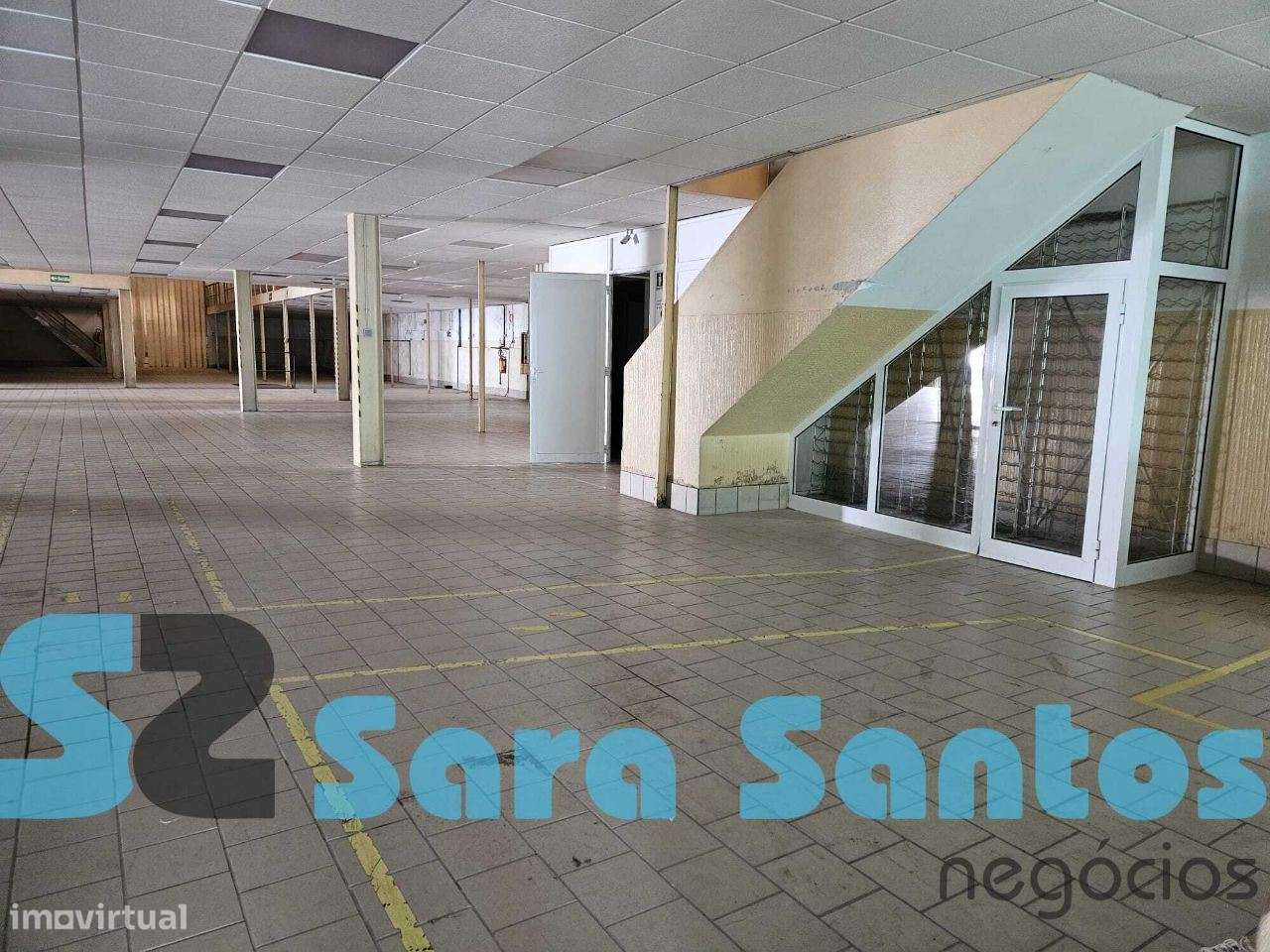 Armazéns e Escritórios com parque estacionamento-Santa Maria Feira - Grande imagem: 1/20