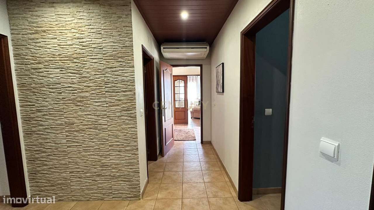 MORADIA  T4 BASTANTE ATRATIVA , ESPAÇOSA E COM MUITA LUZ NATURAL EM A - Grande imagem: 5/24