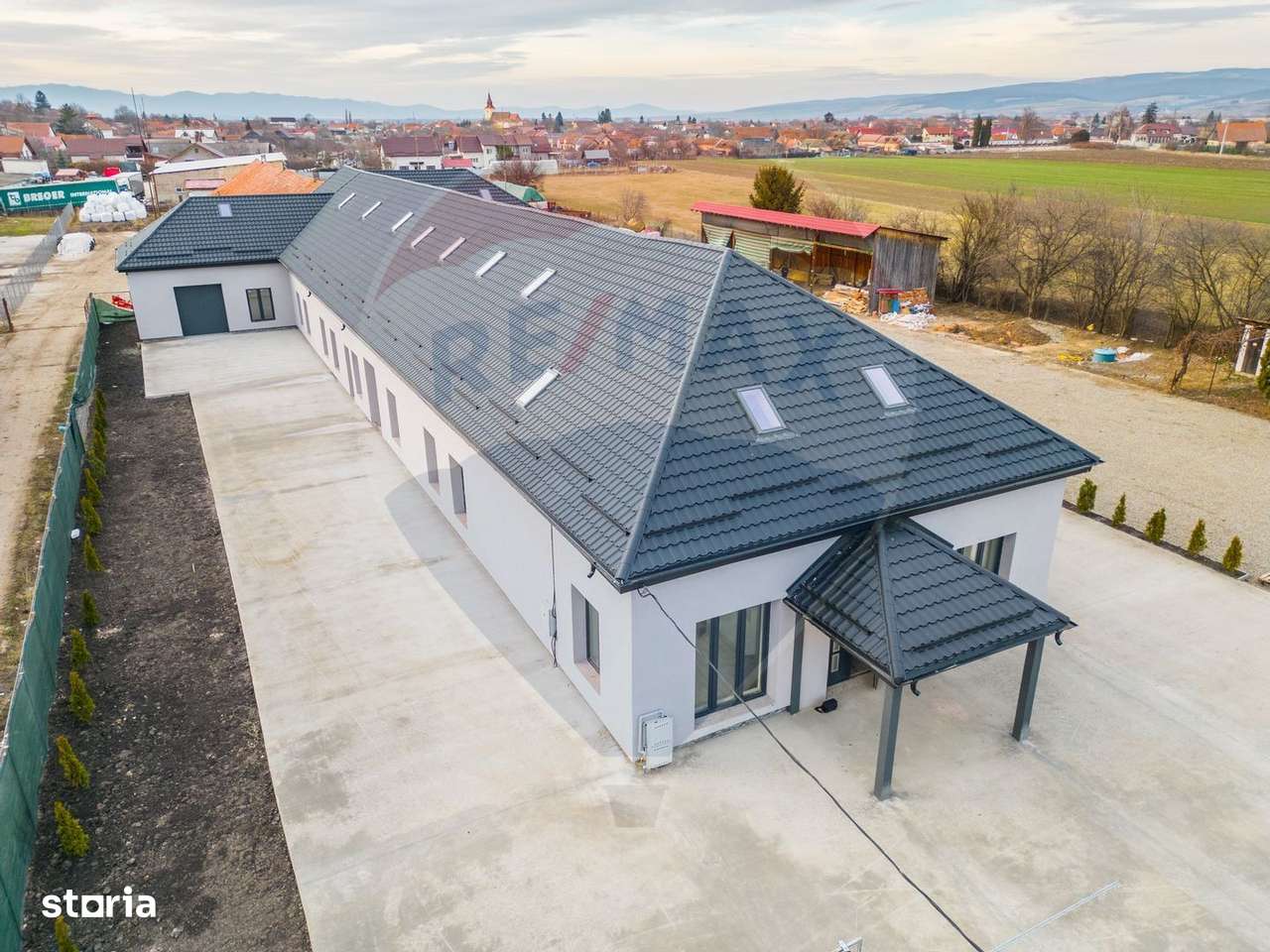 COMISION 0 | Hala moderna si incalzita | curte betonata | 2 niveluri | - Imagine principală: 1/9