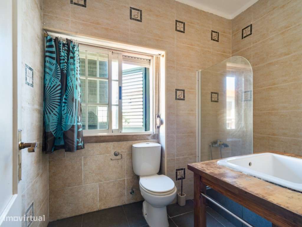 Moradia geminada de esquina em Caselas, com jardim e projecto aprovado-20