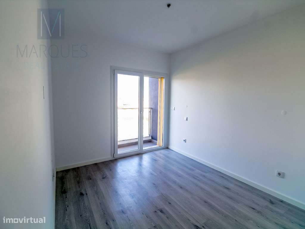 Apartamento T3 com Parqueamento em Santa Marta do Pinhal - Corroios-12