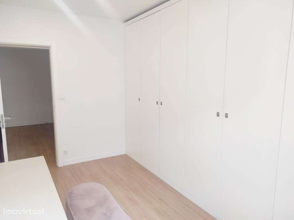 T2 totalmente remodelado no centro do Casal São Brás-15