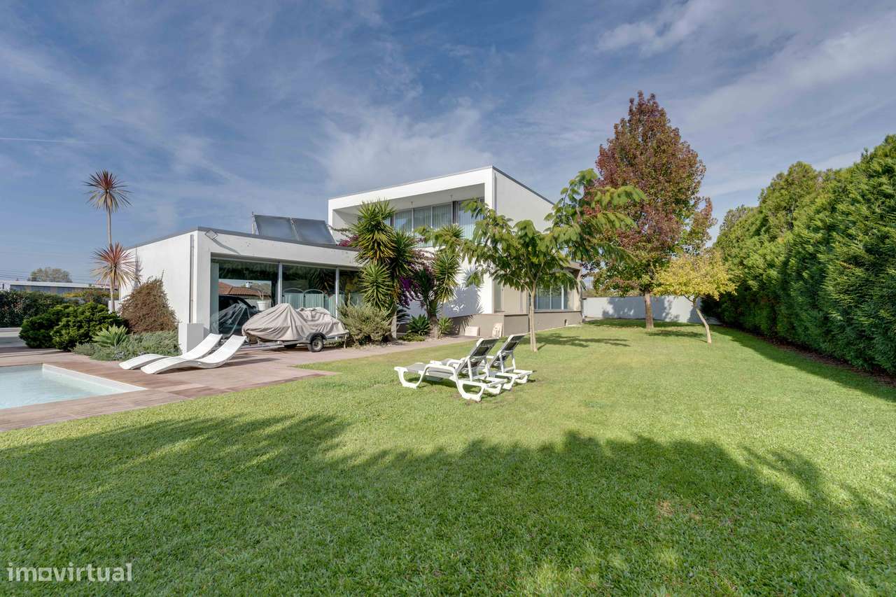 Elegância e Privacidade na Moradia dos Seus Sonhos-41