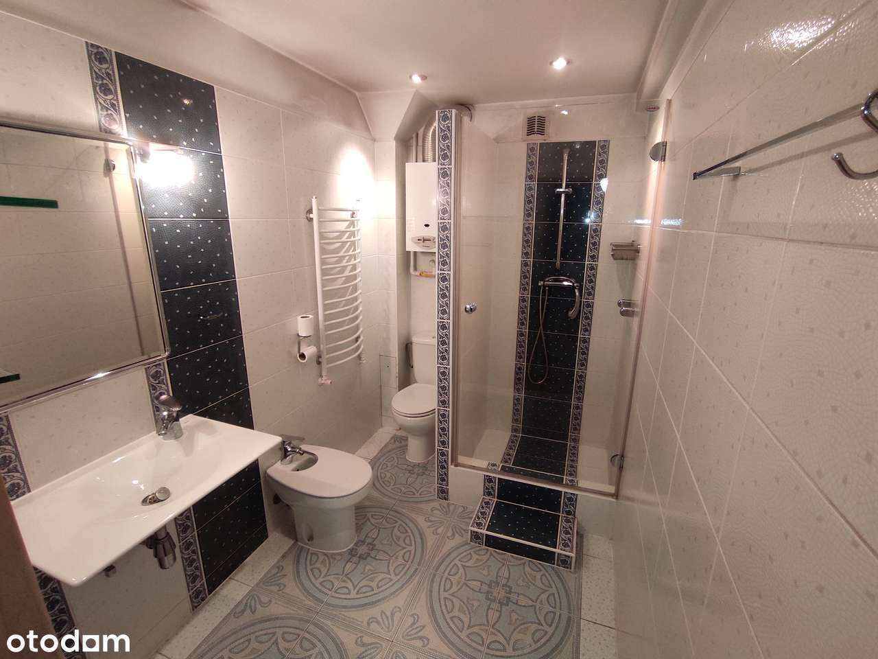 64 m2, 3 pok. 2 p. w niskim bloku, extra lokalizacja, b.dobra cena !-8