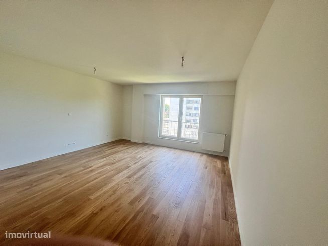 Venda de Apartamento T3 com garagem ao Campo Alegre-1