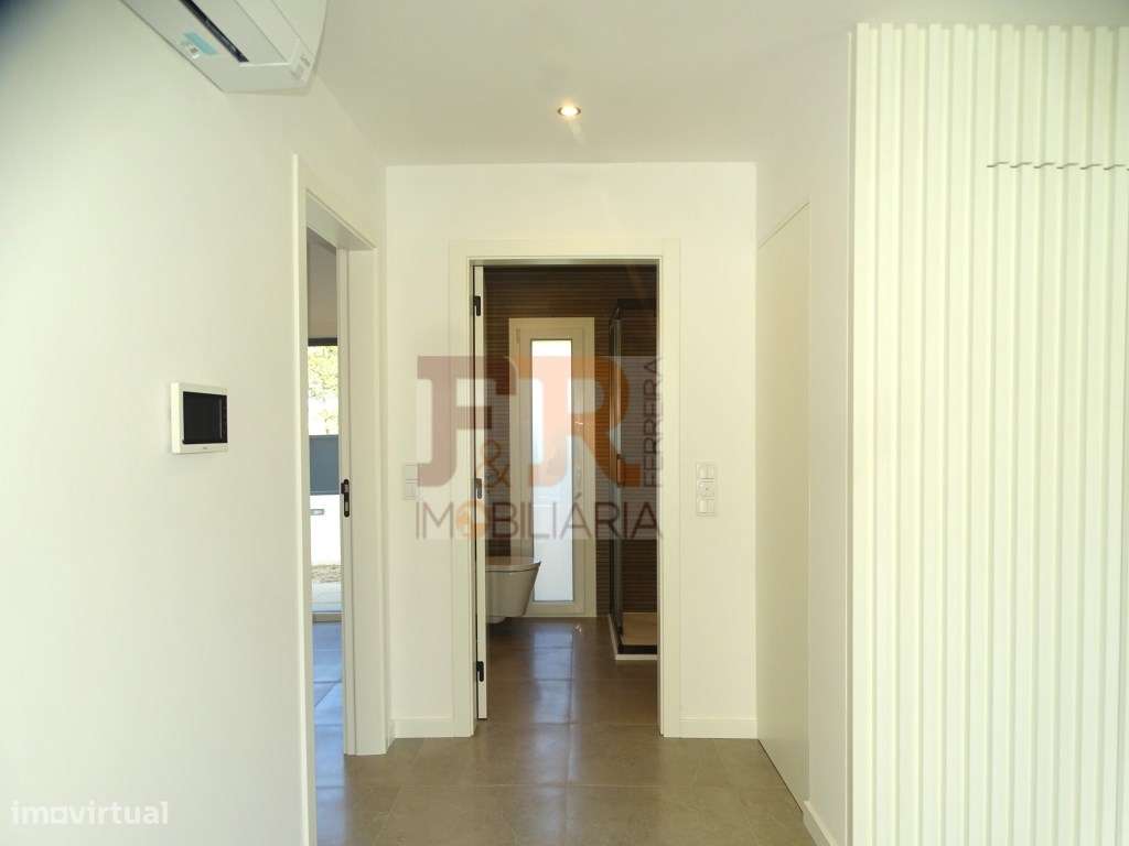 PRONTA!! Moradia Duplex T4 com Garagem, Quinta das laranjeiras Fern...-7
