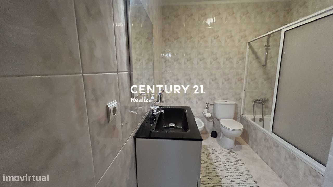 Apartamento T2 em Valongo com Garagem e Varandas-16