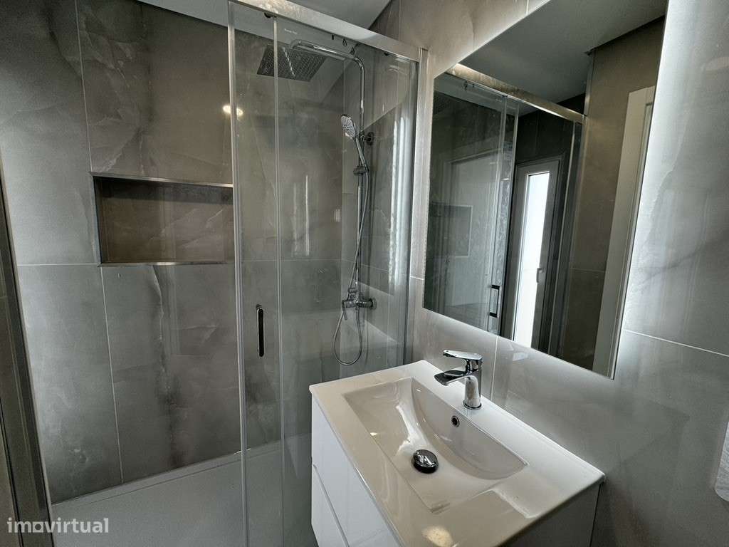 Moradia com 3 Suites, Garagem, Logradouro, Churrasqueira e Piscina-6