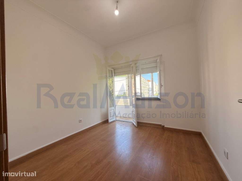 Vende-se T4 em Mem Martins - 500m da Estação-11