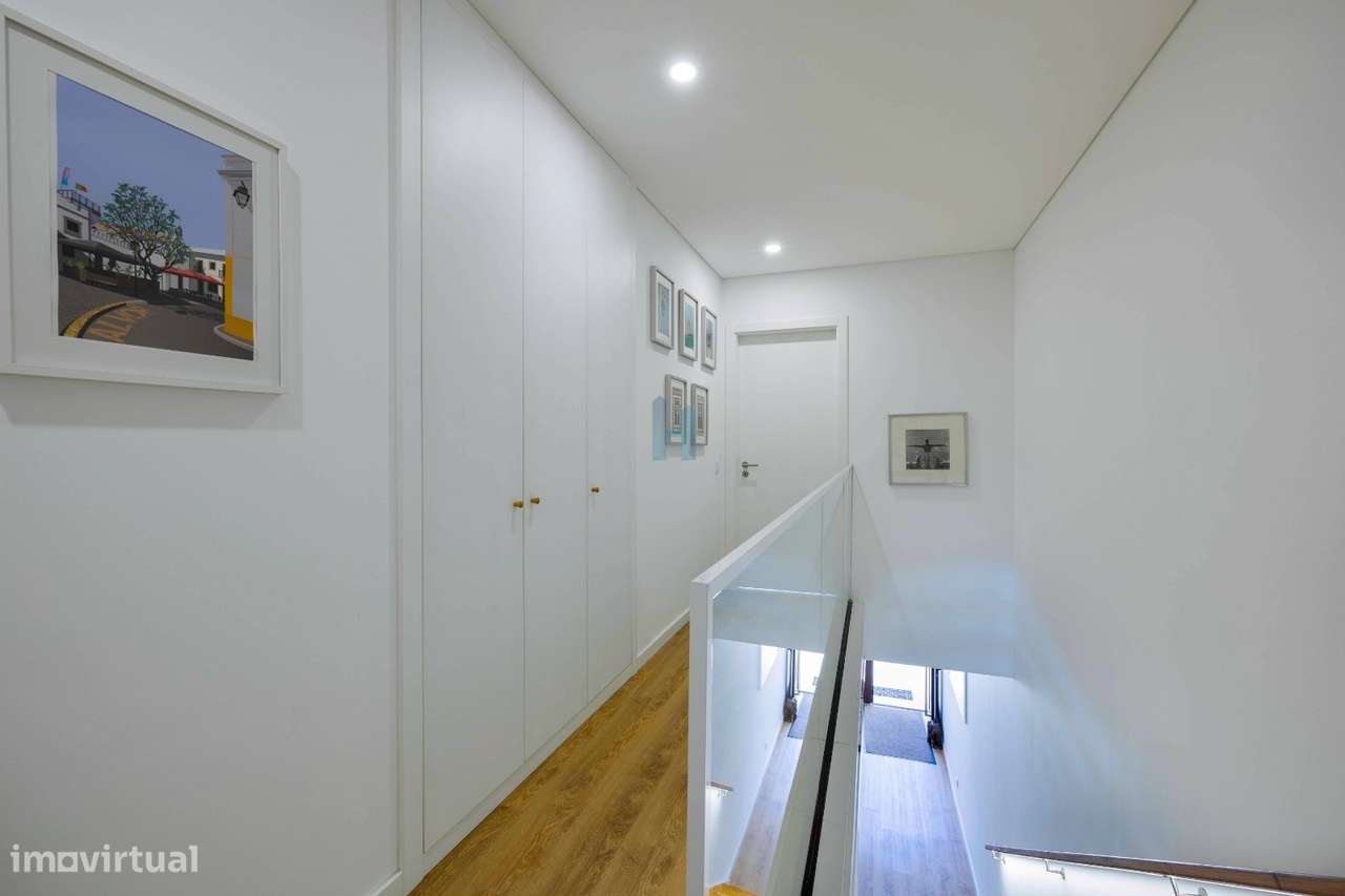 Moradia, semi-nova, com piscina e garagem-25