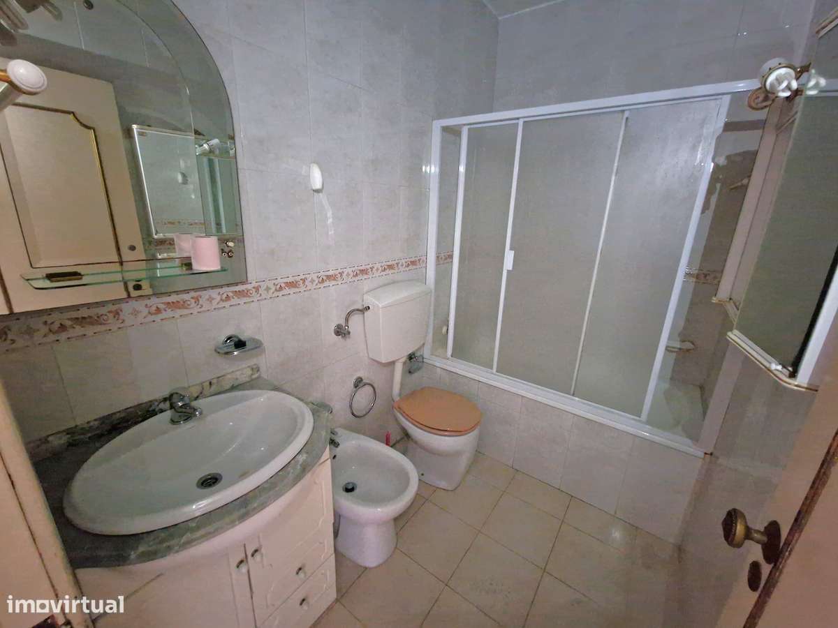 Apartamento T3 para remodelação total nos Olivais-11