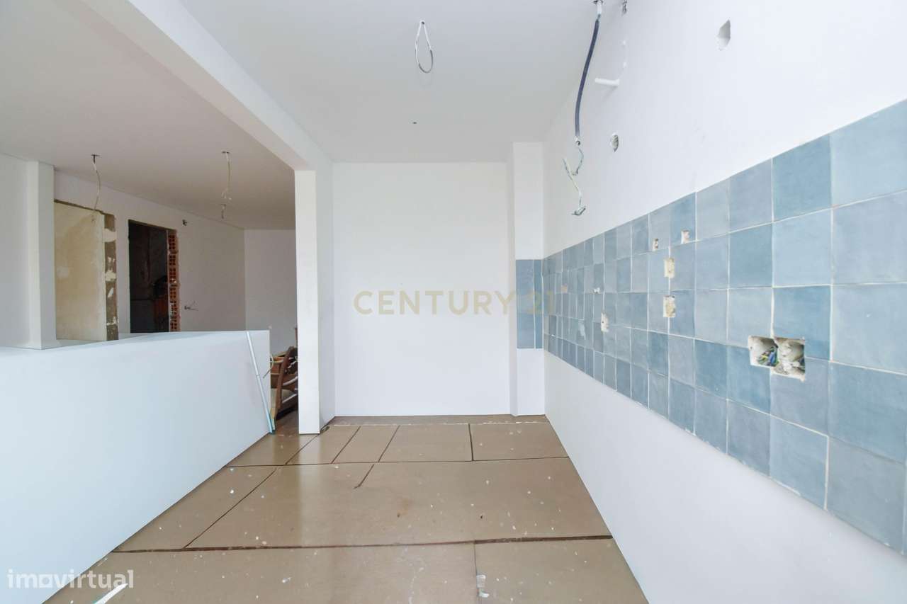 Apartamento T1 para Remodelar com Varanda e Excelente Luz Natural - Grande imagem: 2/24