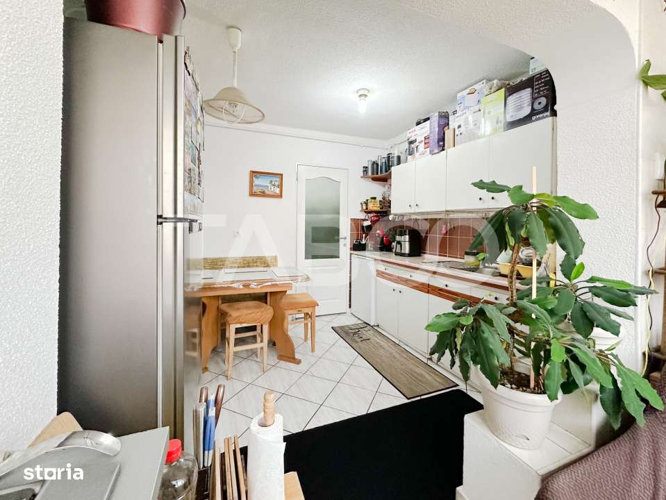 Apartament decomandat cu 3 camere - balcon si pivnita in bloc cu lift - Imagine principală: 2/8