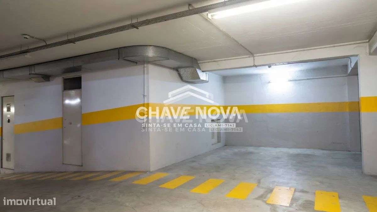 Apartamento T2, em Pedroso, com duas varandas, garagem e arrumos-35