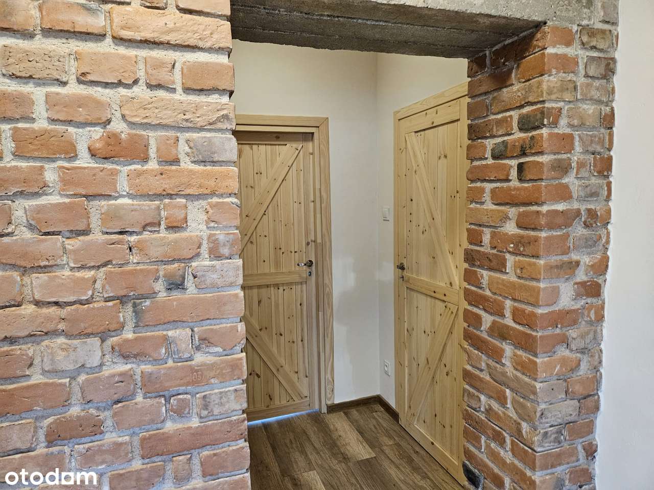 Dwa pokoje po generalnym remoncie | Sztukateria i cegła | 48,6 m2-11