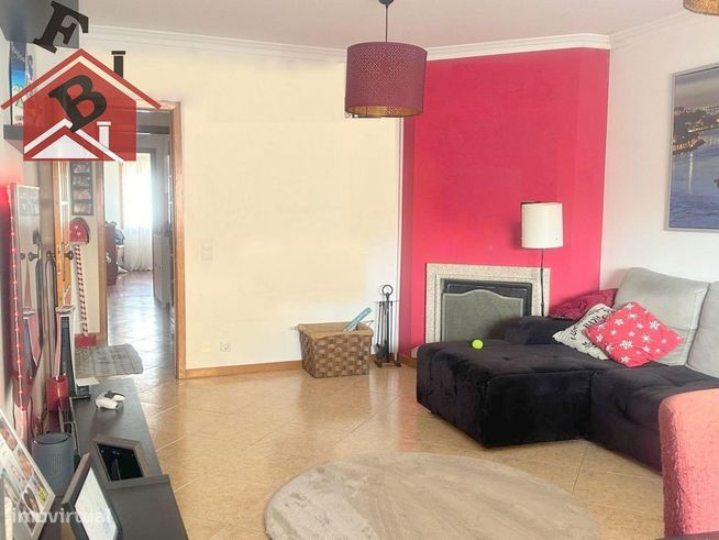 EXCELENTE T2 C/ LAREIRA ÁREA 123M2 SANTA MARINHA 220.000€-1