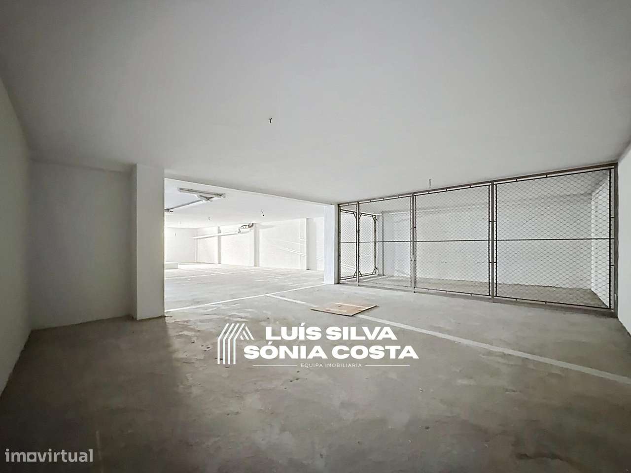 Garagem fechada c/ 166m2 & Estacionamento para 9 Carros no centro...-11