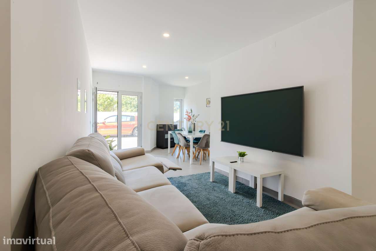 Excelente T2 térreo  com Áreas Amplas e Garagem - Grande imagem: 2/17