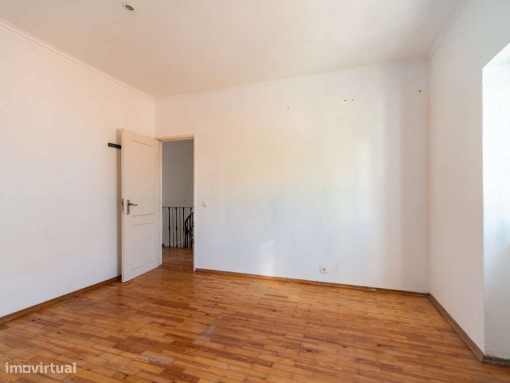 Moradia geminada de esquina em Caselas, com jardim e projecto aprovado-15