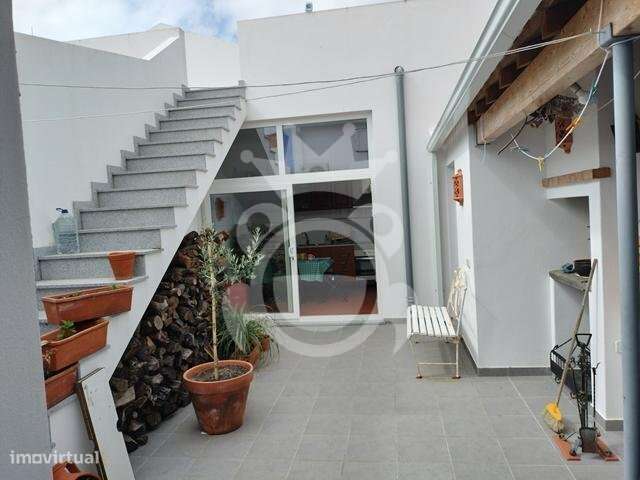 Moradia T4 Totalmente Renovada-5