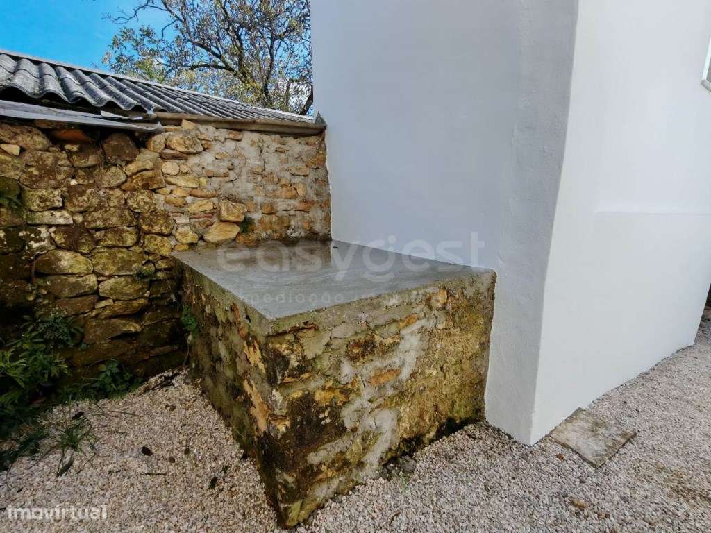 Moradia de 2 pisos para remodelar inserida em aldeia pitoresca - Grande imagem: 5/13