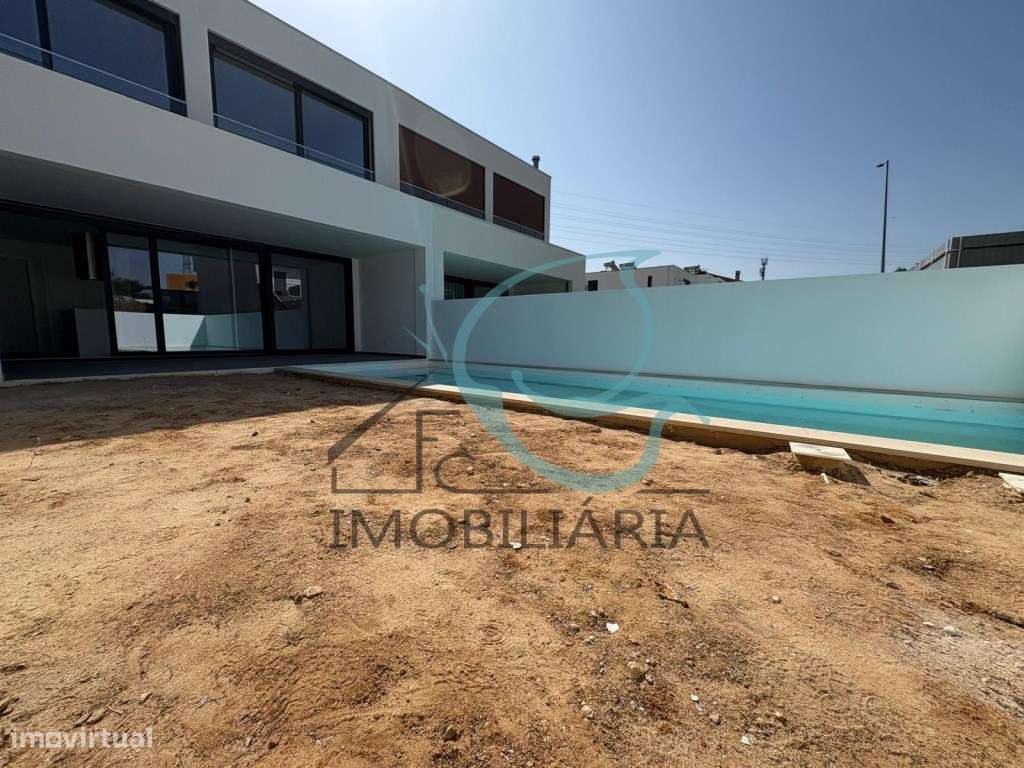 Moradia T3 com acabamentos de Luxo e Piscina - Quinta da Amizade-1