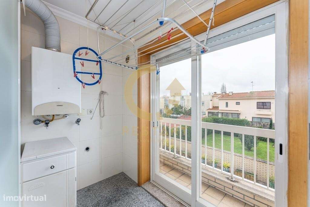 Apartamento T3 com excelente exposição solar, box fechada e junto ao m-54