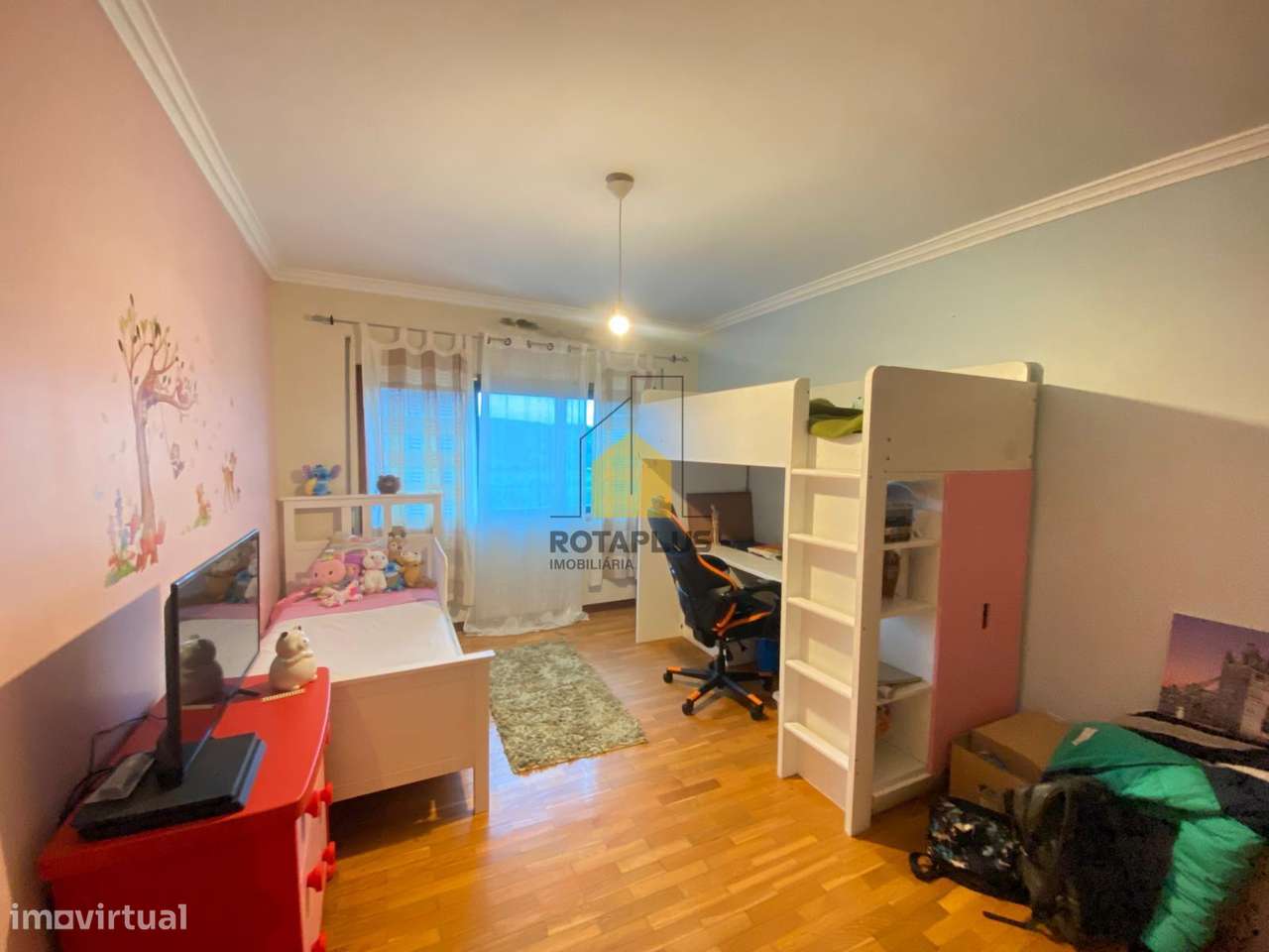 Apartamento T2 com excelentes áreas, varanda e garagem-11