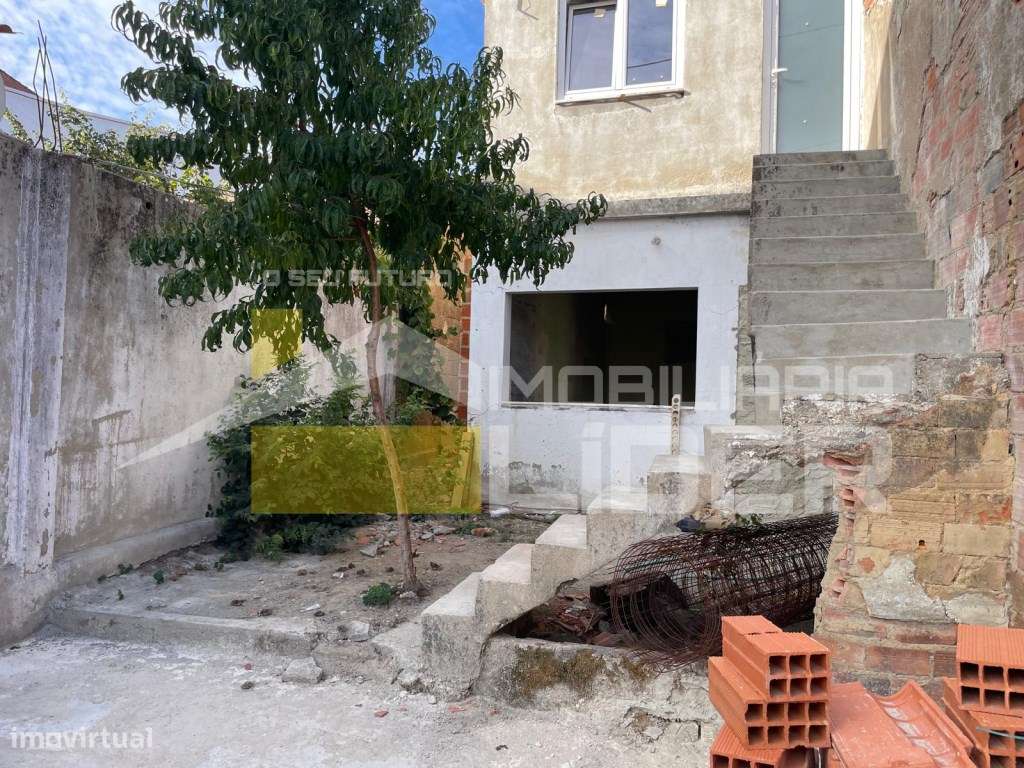 Moradia em fase de construção inserida em terreno urbano com 152m2 ...-8