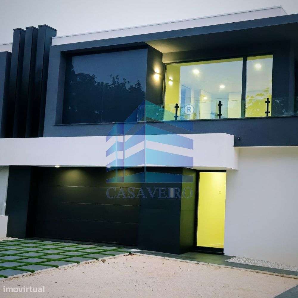 Moradia T4 Geminada em Santa Joana-11