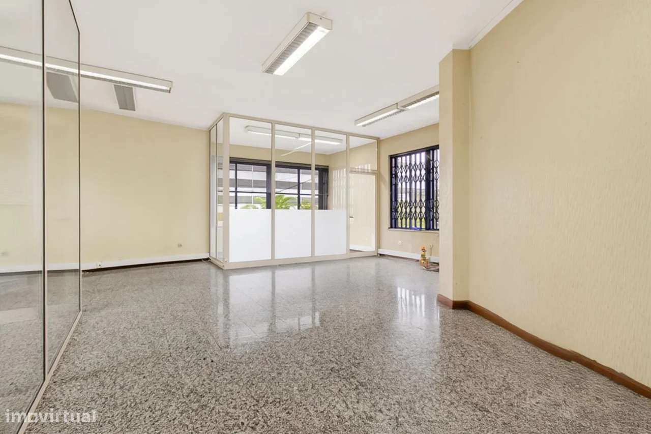 Armazém / Edifício Industrial com 1.800 m² | Avintes – Frente à N222-6