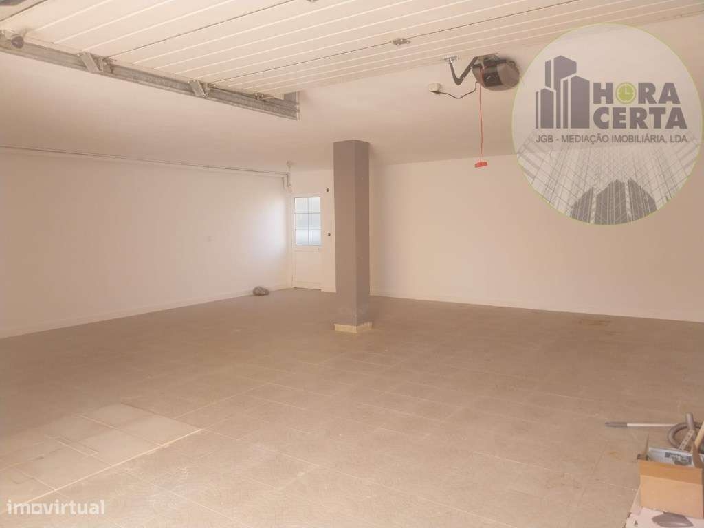 Moradia V4 com piscina em Setúbal!-40