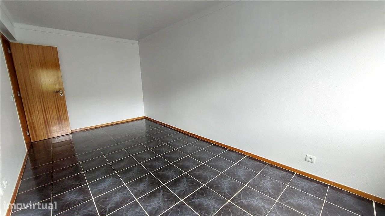 Apartamento T3 com Varanda em Algueirão-Mem Martins, Sintra-8