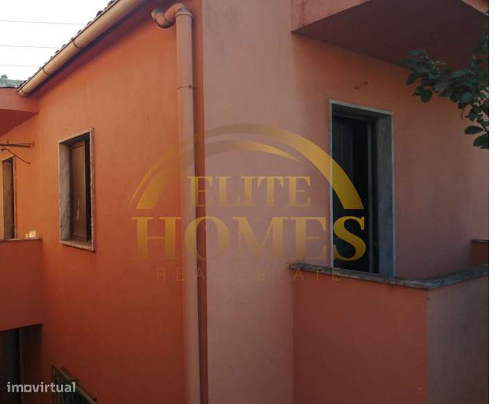 Moradia Bifamiliar com Potencial – Excelente Oportunidade de Investime-14