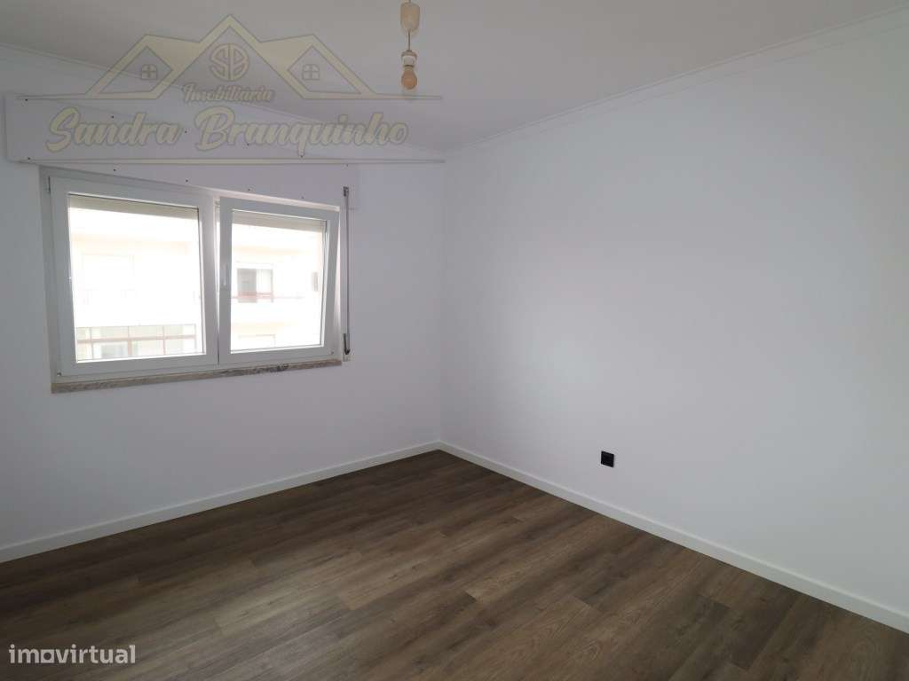 Apartamento T2 RENOVADO em Santa Cruz-9