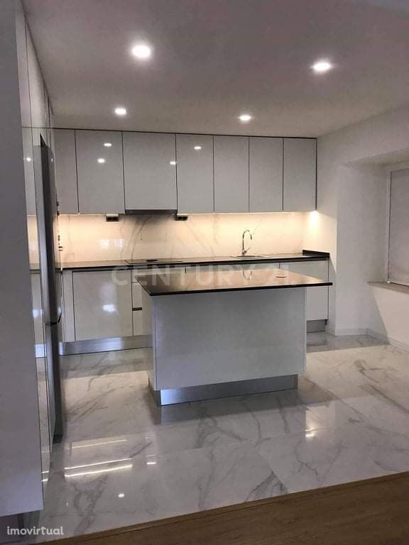 Apartamento T3 convertido em T4, totalmente remodelado, na Estrada de