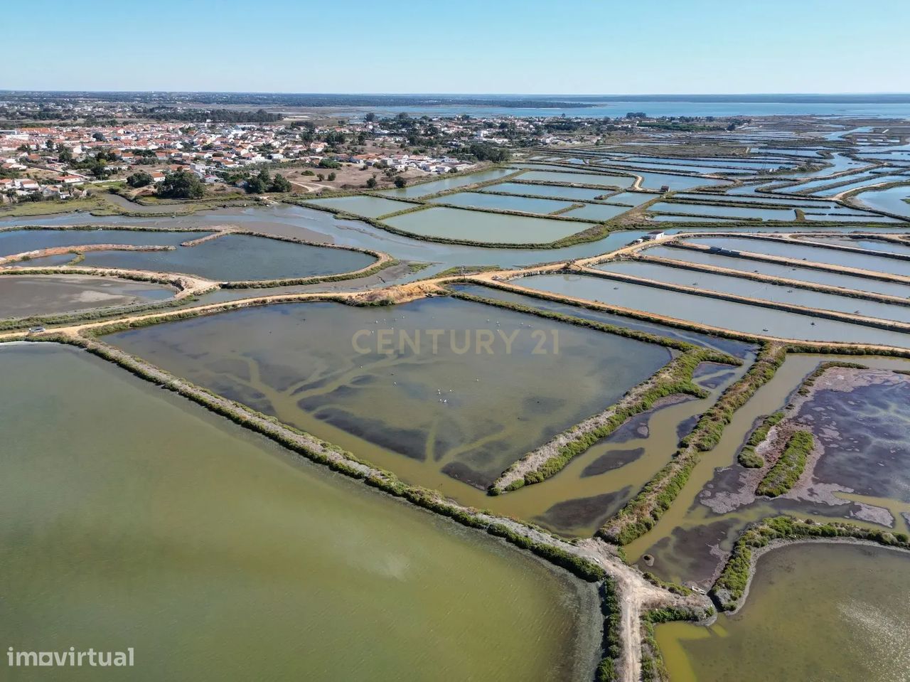 Arrenda Terreno de marinha com 13.600m2, bons acessos, nas  Praias do - Grande imagem: 1/35