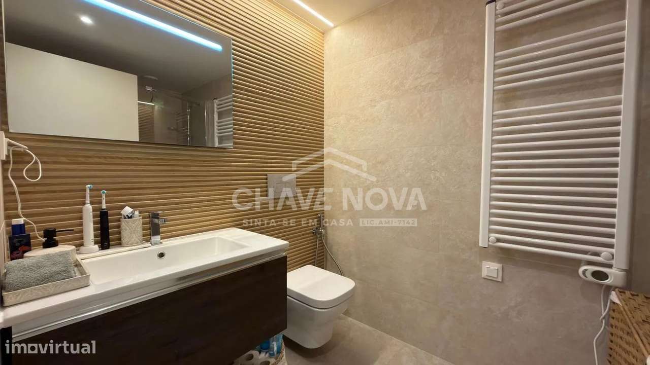 Apartamento T1+1 Como Novo c/ Lugar de Garagem em Santa Marinha (VL8)-19