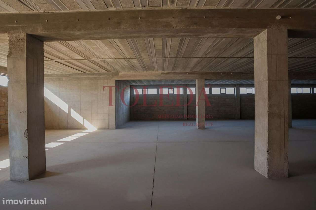 Armazém com 700m2 em zona Industrial-14