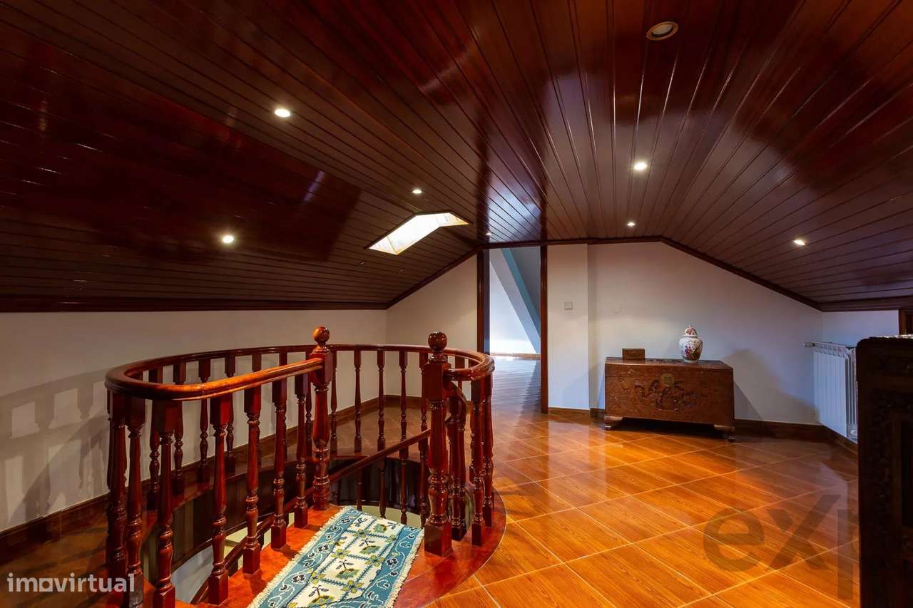 Moradia de Prestígio com Piscina-43