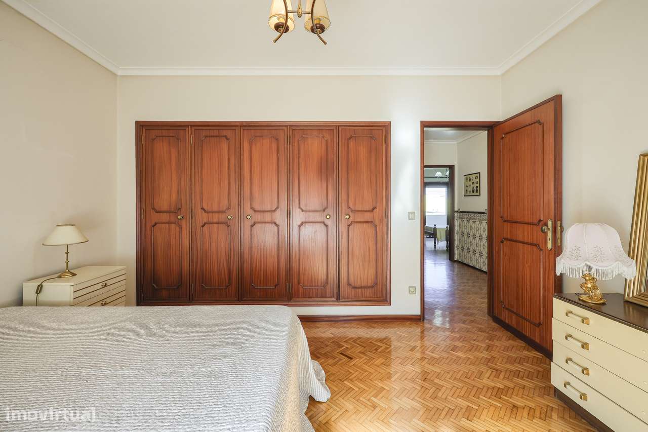 Oportunidade - Moradia T4 com anexos, garagem fechada e jardim-7