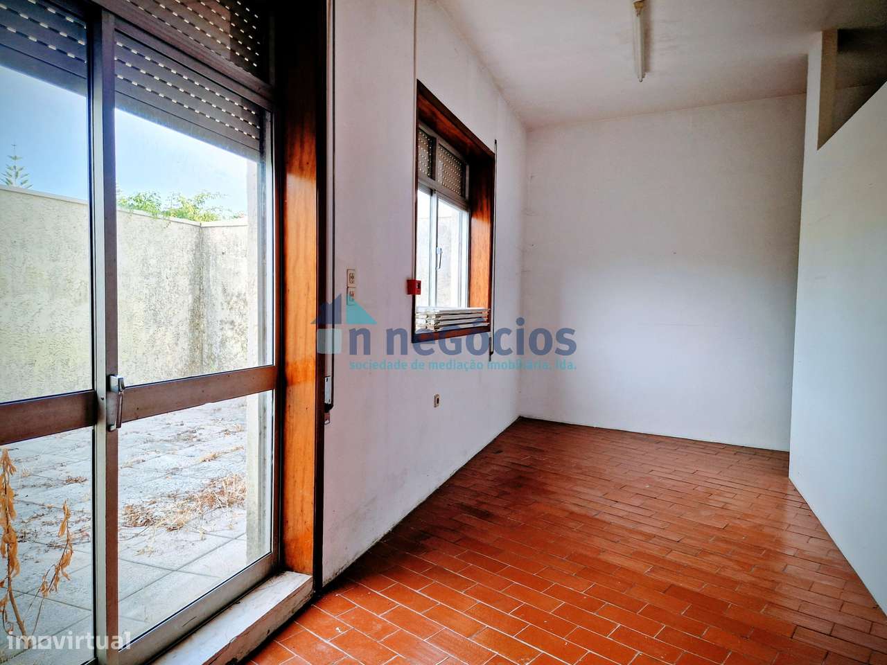 Loja para comércio com terraço- conversão em habitação em processo-7