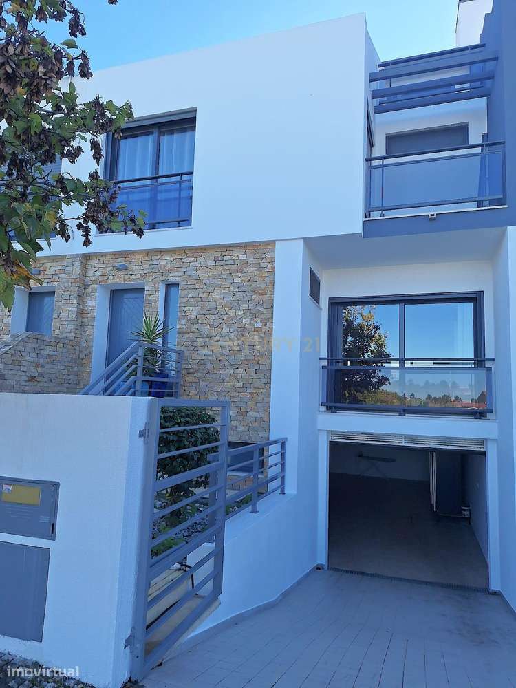 Moradia T3+1 em Alcochete: Luxo e Conforto!-0