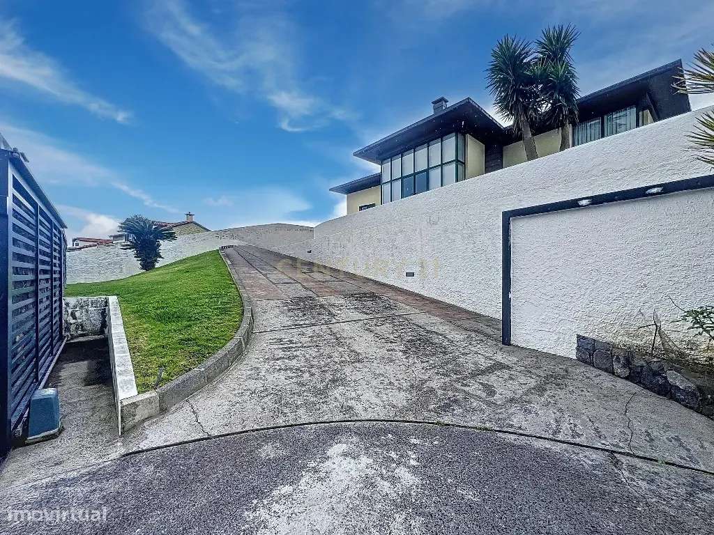 Estilo e Localização em Harmonia – Moradia T4 Junto à Praia do Degredo - Grande imagem: 4/60